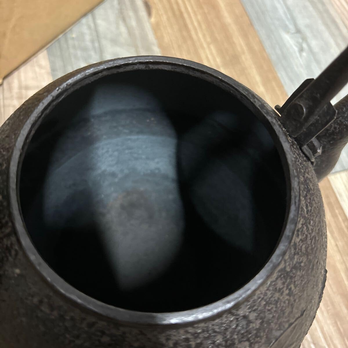 新品、未使用品、栞付　南部三厳堂　牡丹文様　１３型　南部鉄瓶　南部鉄器　鉄瓶 南部鉄器 南部鉄瓶 牡丹 急須 箱 栞付き 新品、未使用品、栞付 南部